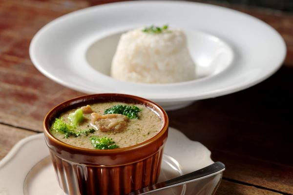 おしゃれな隠れ家バーで深夜を満喫！